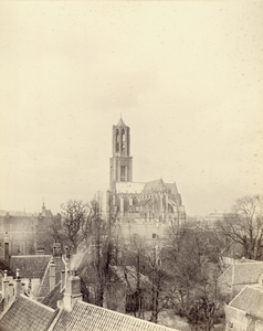 122926 Gezicht op het koor van de Domkerk te Utrecht, vanaf het torentje van Remonstrantse kerk (Kromme Nieuwegracht), ...